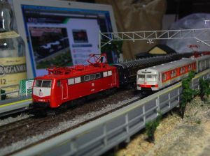 元旦記念画像。背景は鉄道模型メーカーKATOのサイト（モーモーラッピング）