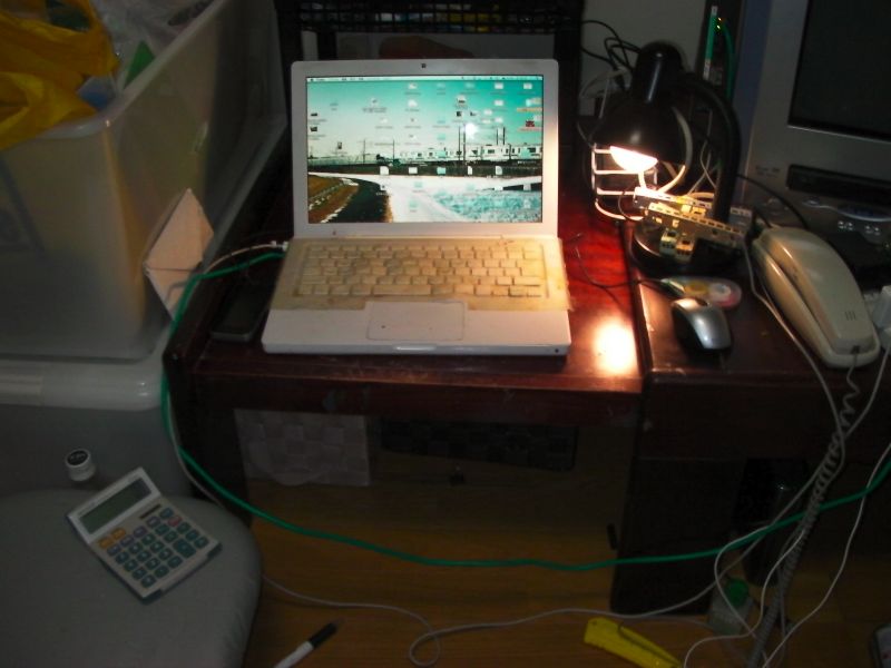 素の作業机とノートパソコン