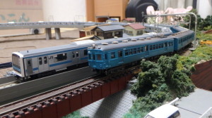 写真は大糸線旧型国電と京浜東北線209系のスカイブルーコンビ