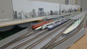 写真は新幹線線路に並ぶ常磐線爆走トリオ