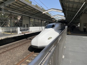 写真は新神戸駅に到着するN700系新幹線