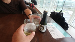 写真は羽田空港フードコートでの乾杯