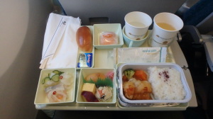 写真は羽田発ハノイ行きの機内食