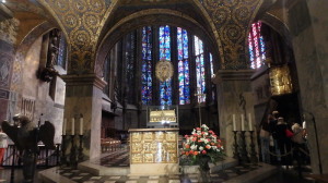 写真はアーヘン大聖堂の内部