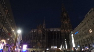 写真は夜のケルン大聖堂