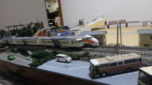 写真は東武スペーシアとJR185系特急列車