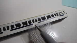 写真はメタルインレタを車体に擦り付けている状況
