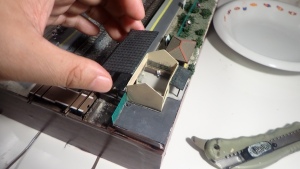 写真は折本駅舎の屋根を外した状況