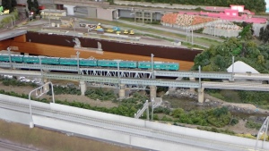 写真はレイアウト中央のグレーの橋