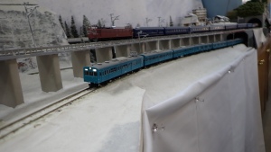 写真は雪景色の中を走る京浜東北線103系