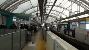 写真は日暮里駅に到着するスカイライナー
