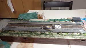 写真はプラットホームマスキングテープを貼った状況