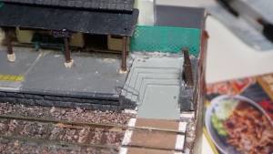 写真は階段への手すりの設置状況