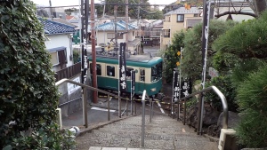 写真は満福寺の踏切から見た江ノ電 写真は満福寺の踏切から見た江ノ電