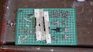 写真は塗装前の台車・床板・床下機器、屋上機器