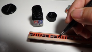 写真は窓断面部への色入れ状況