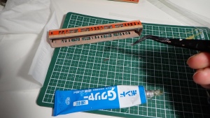 写真は側面の窓ガラスの貼り付け状況