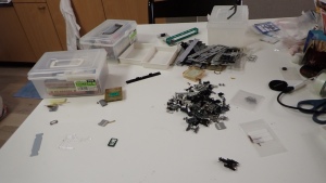 写真はジャンクパーツの分別作業状況